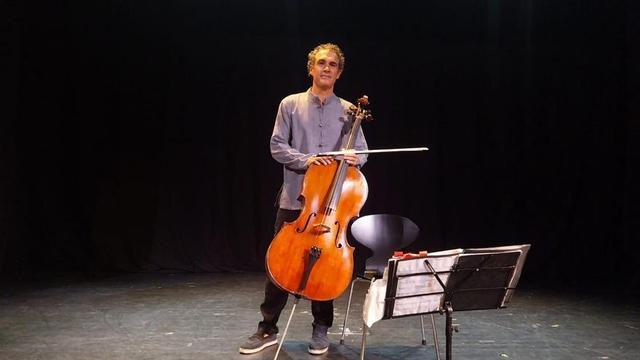 El violonchelista Adolfo Gutiérrez  al inicio del recital.