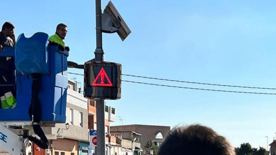 Imagen de la instalación del radar y del símbolo que aparece al pasar de 50 km/h.  | MEDITERRÁNEO