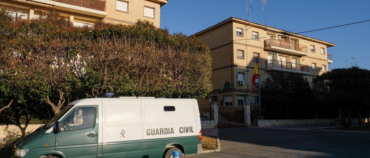 El furgón de detenidos en el cuartel de la Guardia Civil de Villena.