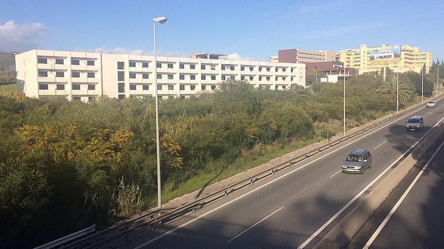 El edificio que albergará la sede judicial, en primer plano, junto al Hospital Comarcal Costa del Sol.