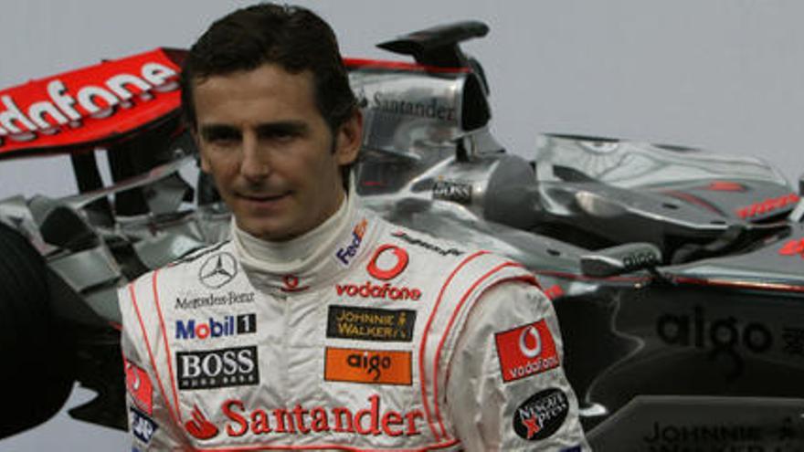 Pedro de la Rosa, posa con el equipo de McLaren-Mercedes.