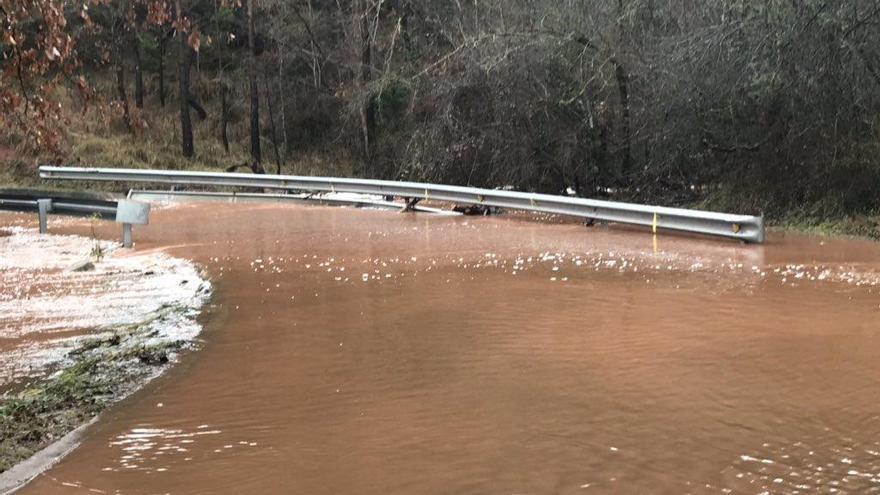 L&#039;entrada i sortida de la Urbanització Guilleries està tallada a Viladrau per inundacions