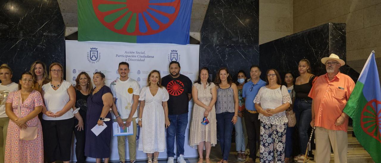 Foto de grupo del acto de homenaje al Holocausto del Pueblo Gitano con autoridades y representantes de la comunidad en Tenerife.