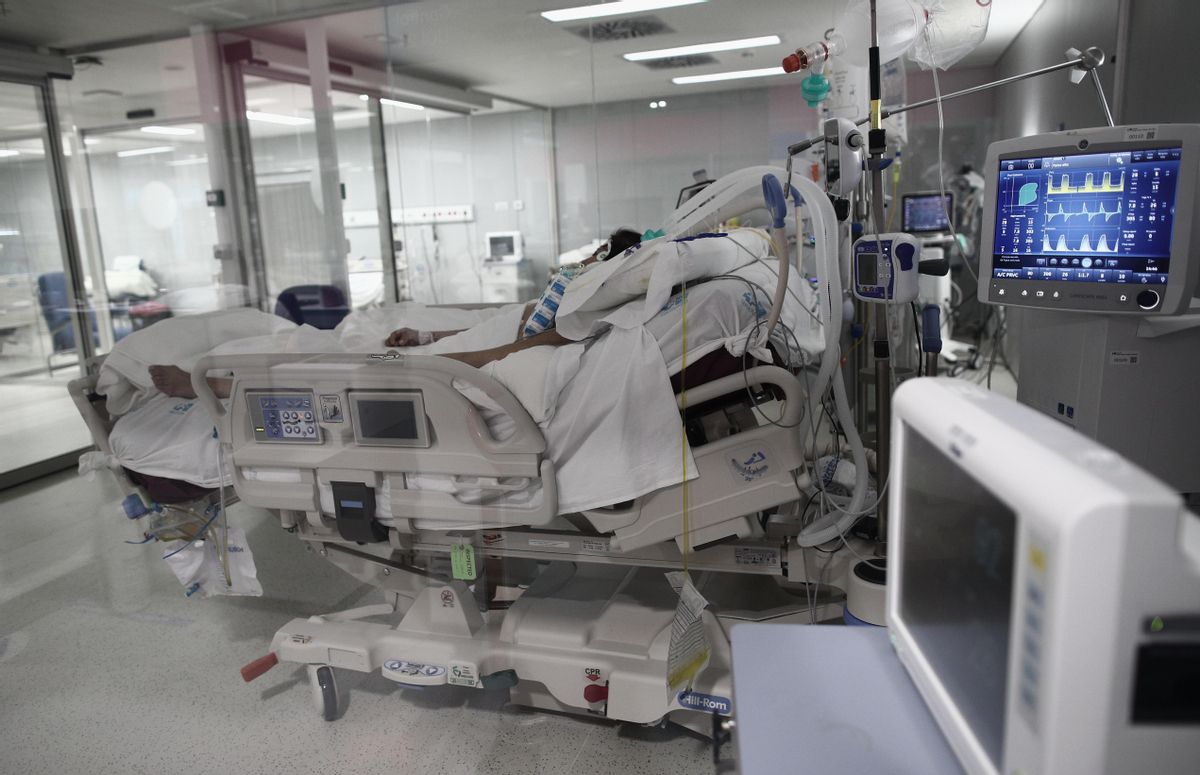 Un enfermo en la UCI de un hospital.
