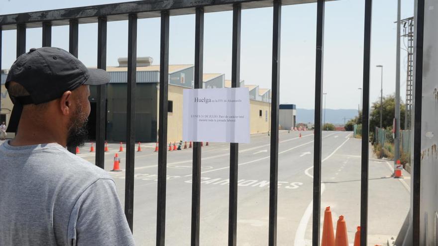 Un hombre observa un cartel que anuncia la huelga en la ITV de Alcantarilla.