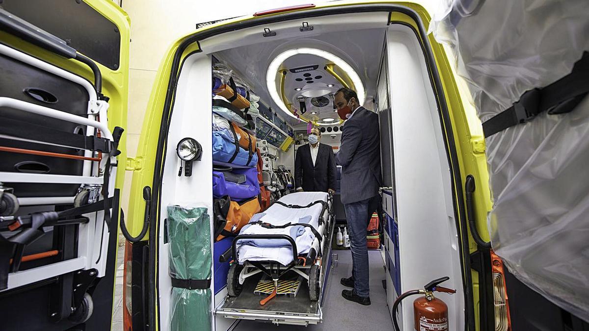 El consejero regional Bas Trujillo y el presidente insular Blas Acosta, visitan una de las ambulancias de transporte urgente.