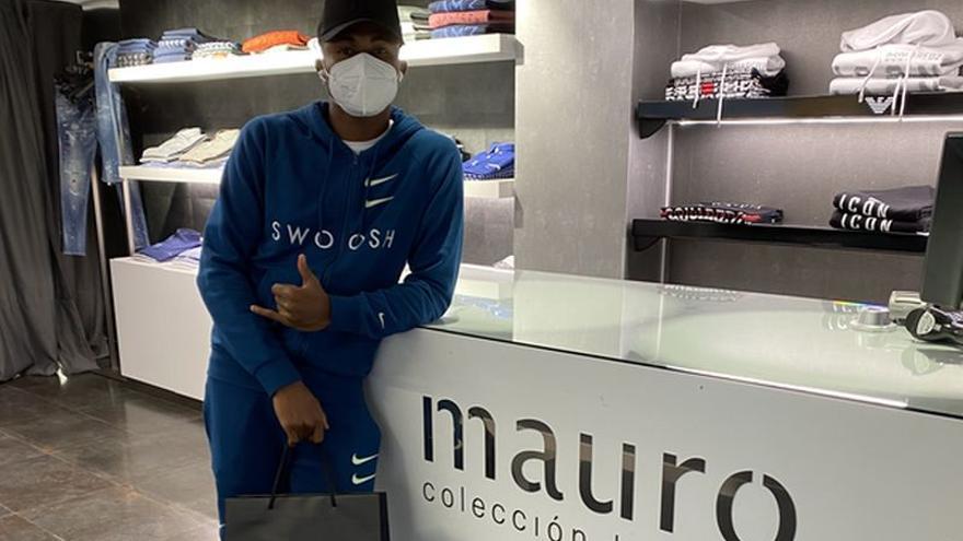 Samu Chukwueze es un cliente habitual de Mauro Colección Hombre