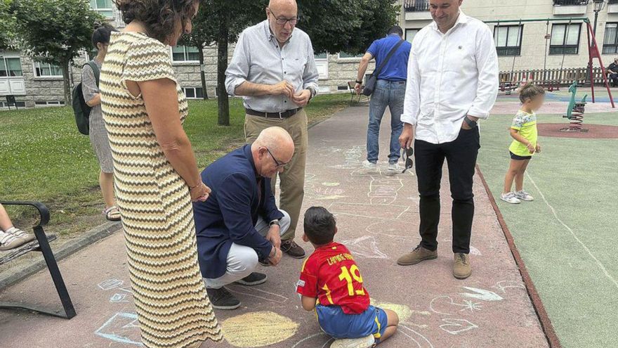 El subdelegado y el alcalde, en el campamento de Barbadás. | FdV