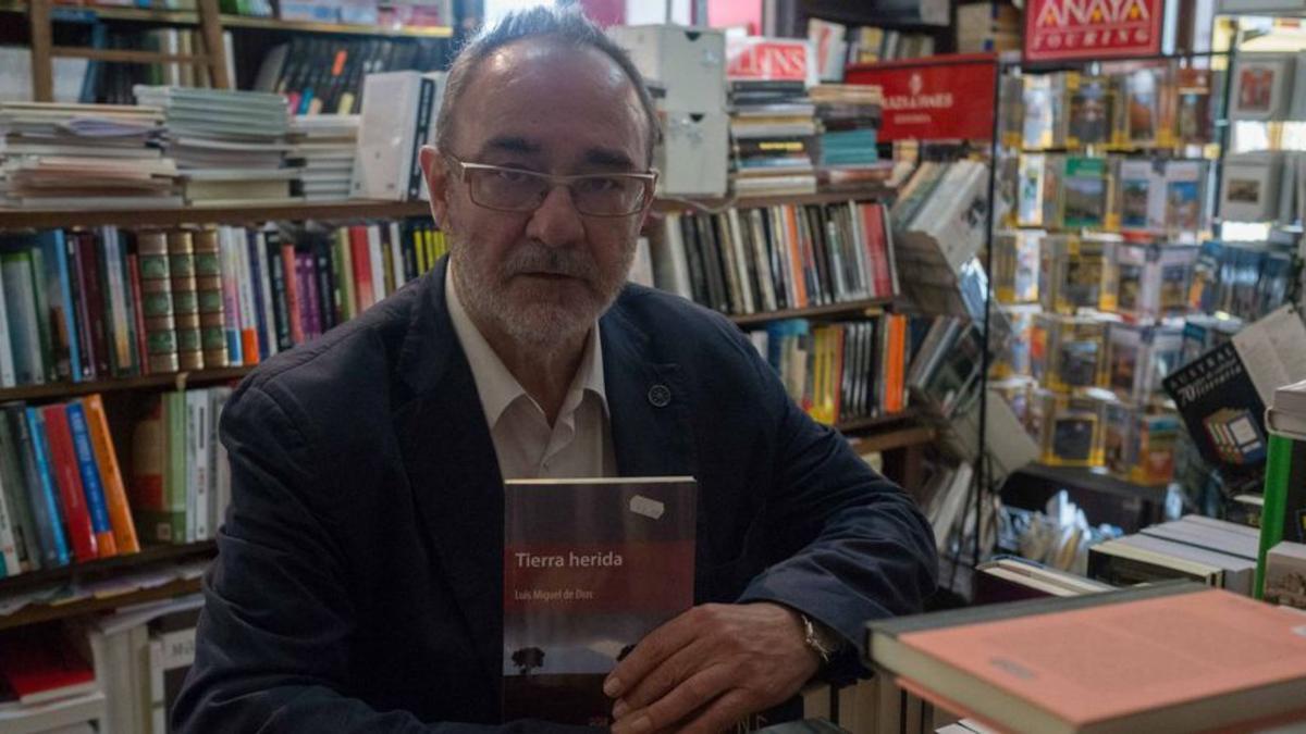 El periodista zamorano Luis Miguel de Dios, con uno de sus libros.