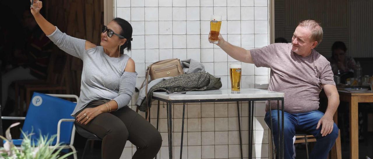 Una pareja degusta una cerveza en un local hostelero de València durante Semana Santa. | J. M. LÓPEZ