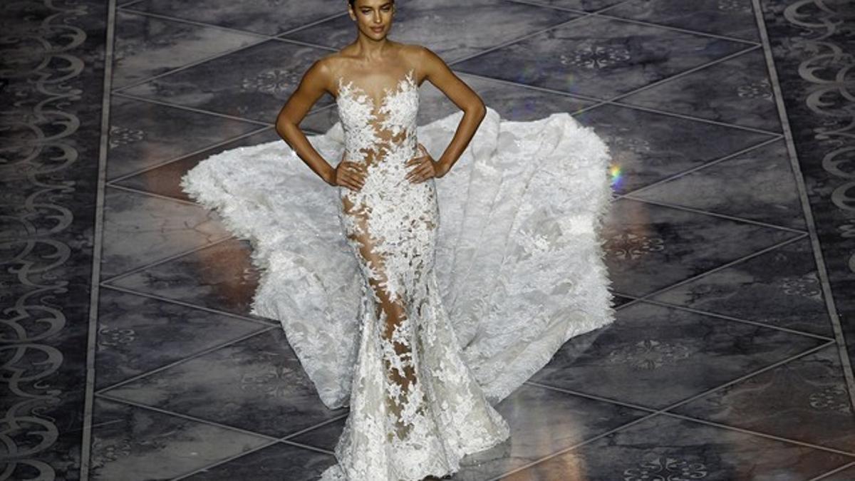 La modelo rusa Irina Shayk durante el desfile de Pronovias 2016, en el MNAC