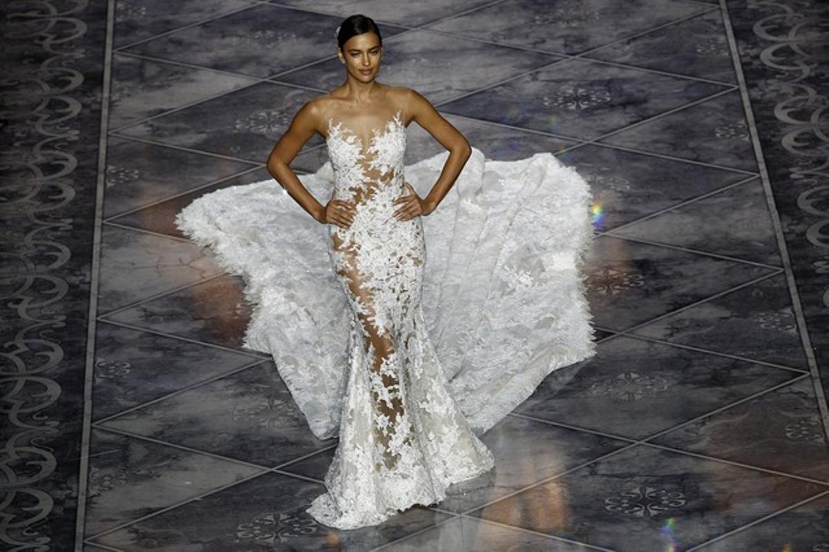 La model russa Irina Shayk, durant la desfilada de Pronovias 2016, al MNAC.