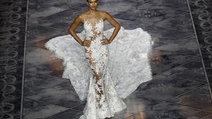 La model russa Irina Shayk, durant la desfilada de Pronovias 2016, al MNAC.