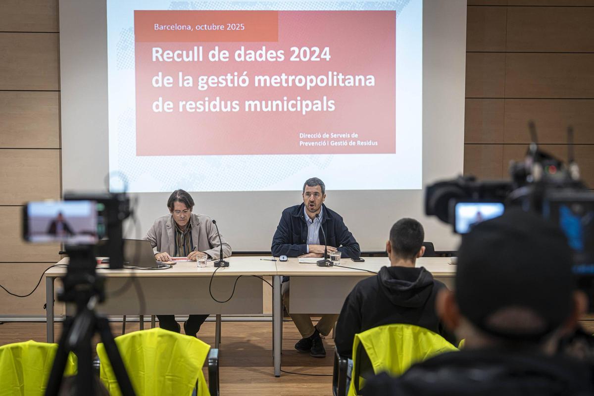 El director de área Frederic Ximeno y el consejero Guille López presentan los datos de reciclaje del AMB.