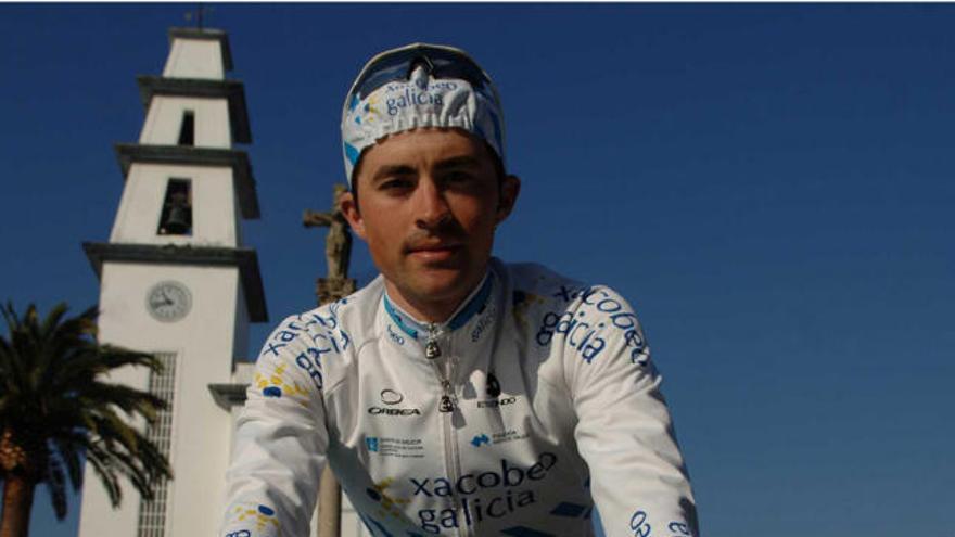 El ciclista coruñés Héctor Espasandín posa con la equipación del Xacobeo Galicia.