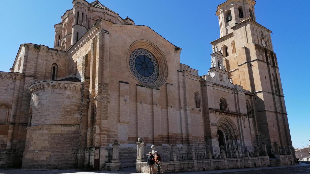 Dos vecinos pasean por la plaza en la que se enclava La Colegiata de Toro