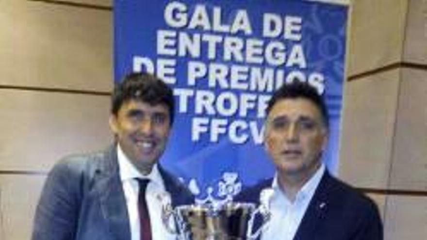 El Torrevieja recibe el premio de la Federación