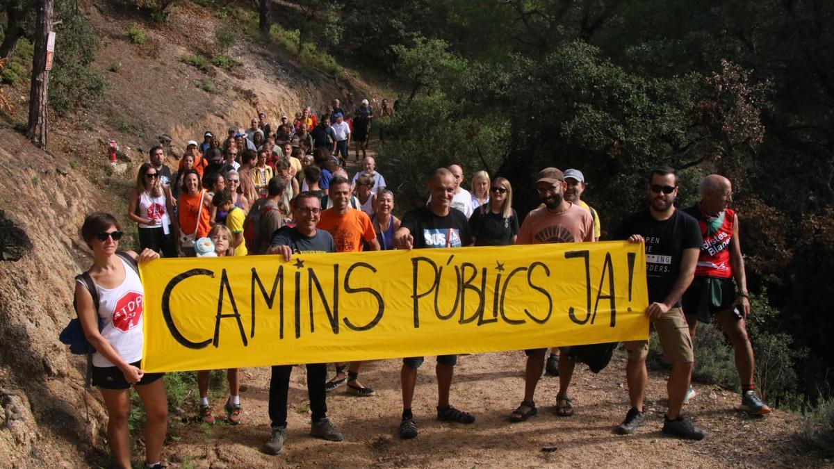 Els activistes demanat la reobertura del camí de ronda al seu pas per Can Juncadella