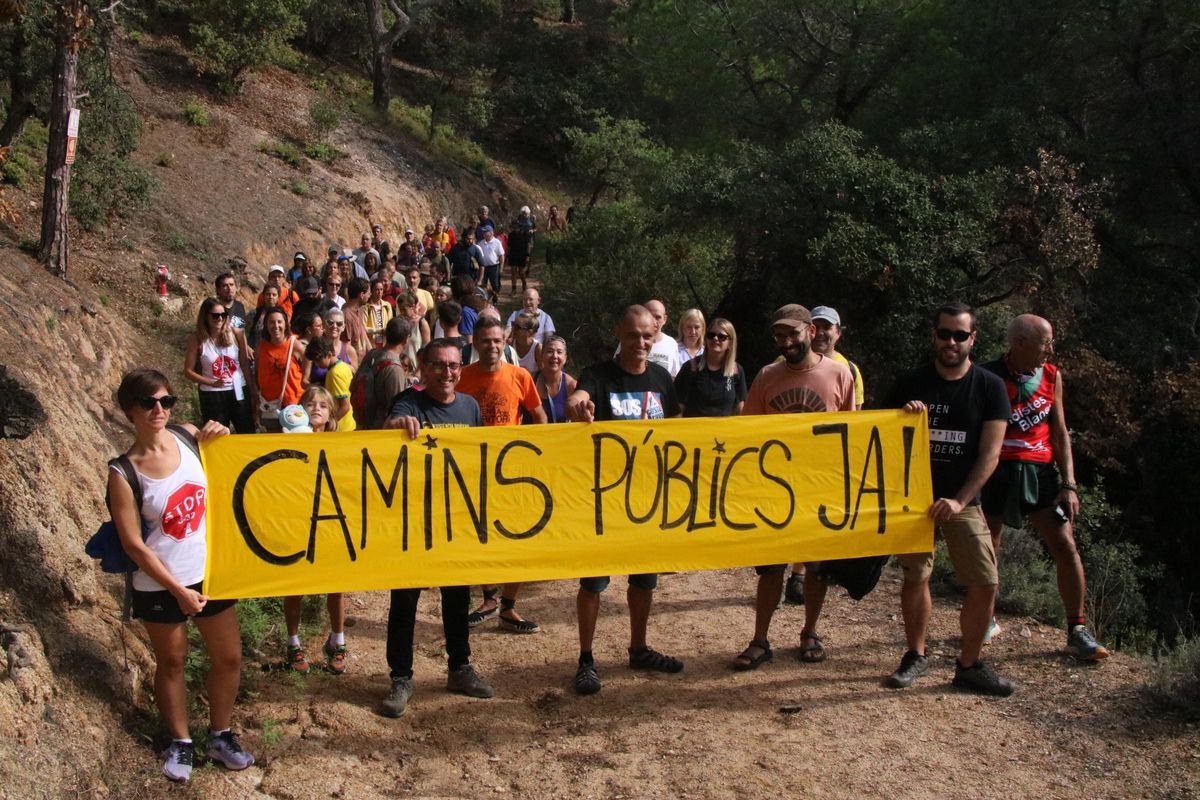 Activistes demanat la reobertura del camí de ronda al seu pas per Can Juncadella.