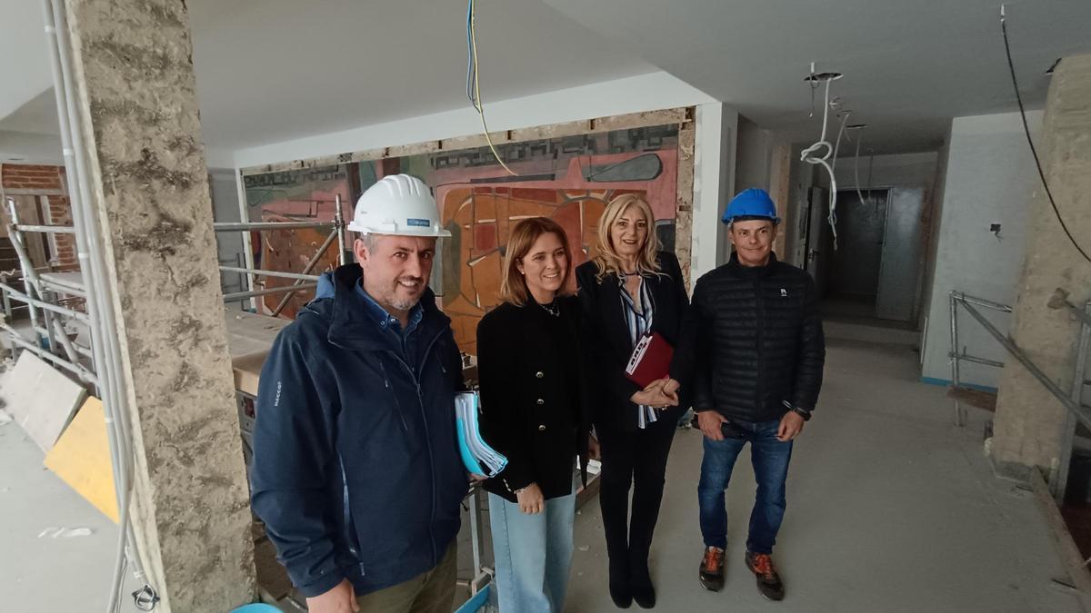 Por la izquierda el técnico municipal Daniel Navarro, Eva Iglesias, Aurora Cienfuegos y el restaurador Carlos Nodal, ante el mural de Antonio Suárez.