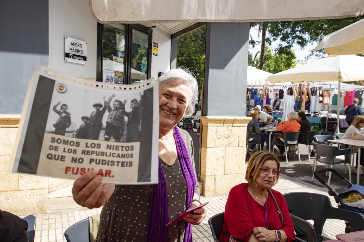 Marisa Bergaz, el jueves, en el mercado de Guadassuar en un acto electoral.