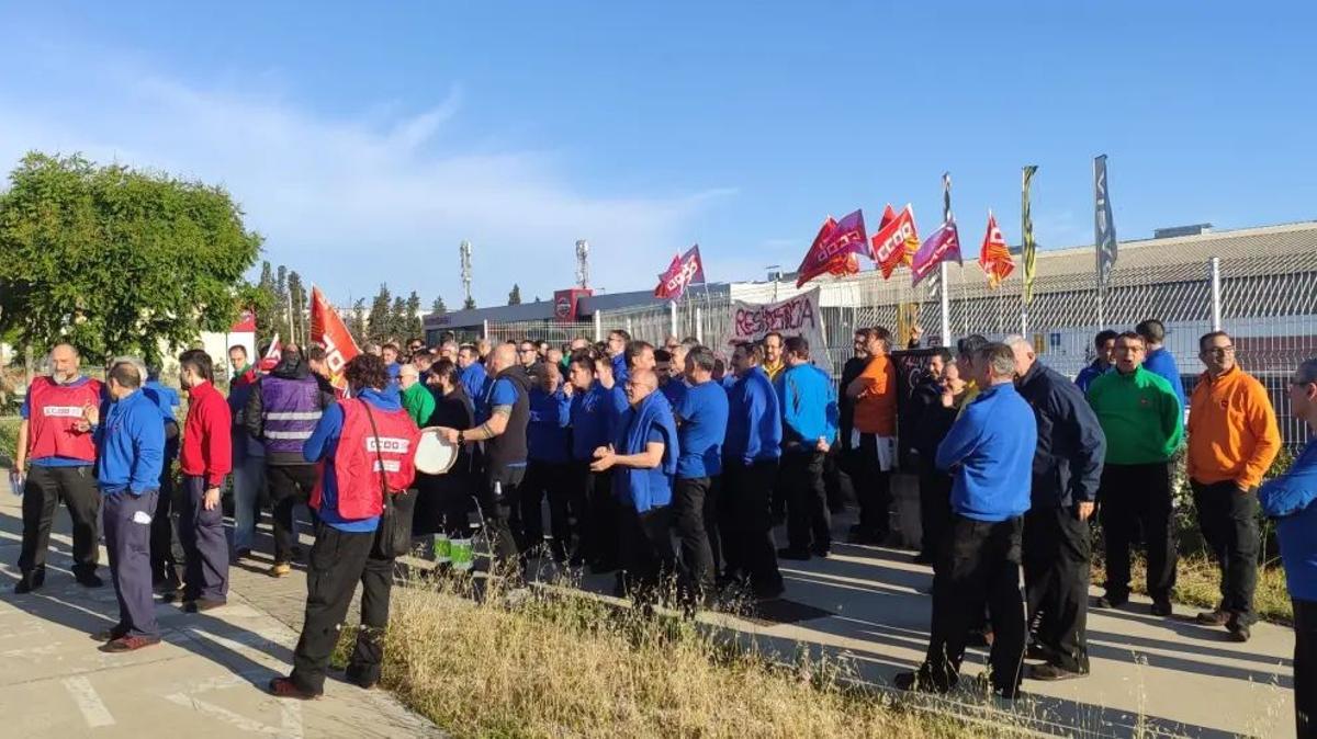Protesta de los empleados de Teka a las puertas de la fábrica en Zaragoza.