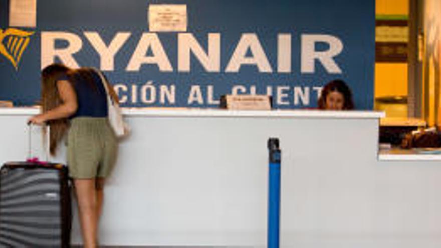 Imagen de archivo de ´Atención al cliente´ de Ryanair en el aeropuerto de Ibiza
