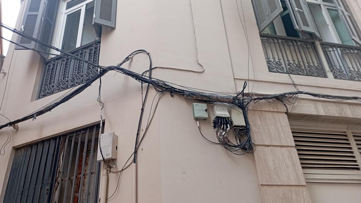 Otro detalle de los cables de la calle Nicasio Calle, esta semana, en un edificio que da a la calle Larios.