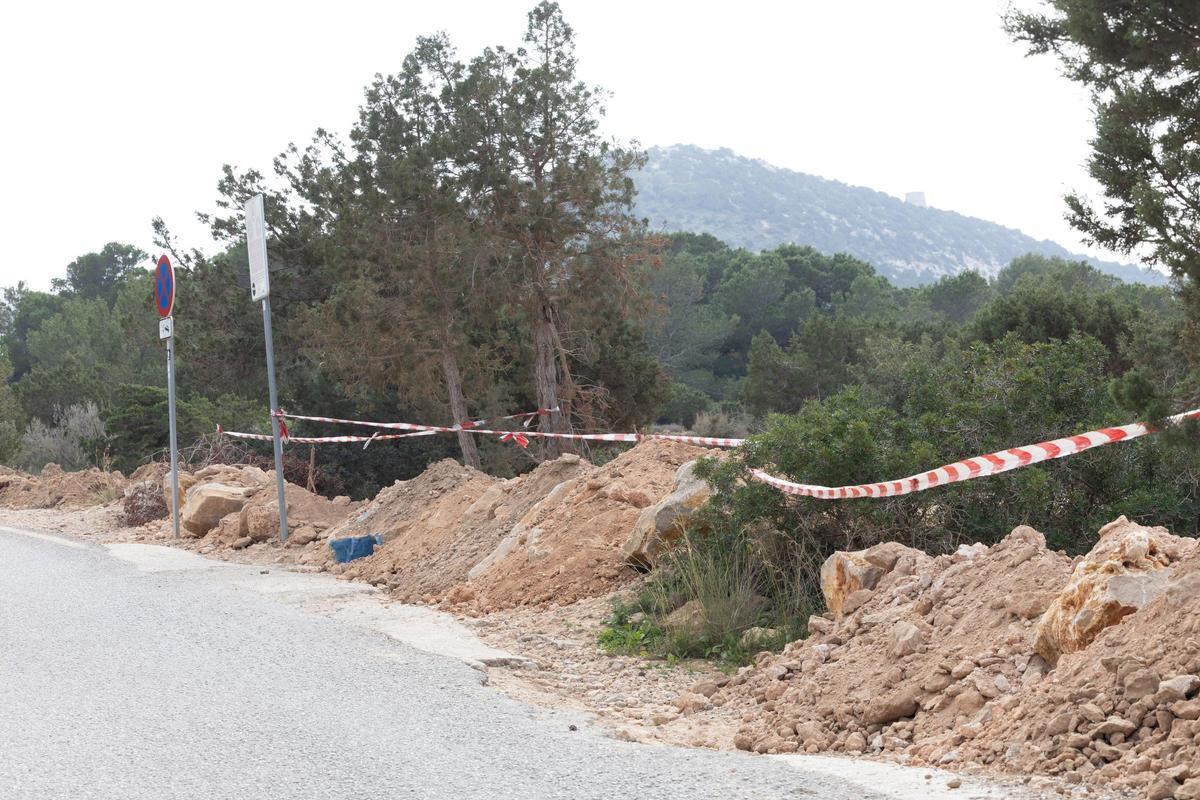 Barrera de tierra y piedras para cerrar la zona privada de aparcamiento.