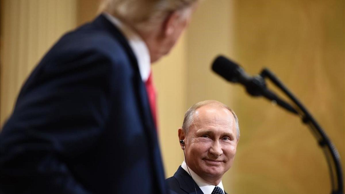 Putin observa a Trump durante una intervención en una rueda de prensa conjunta en Helsinki, el pasado julio.