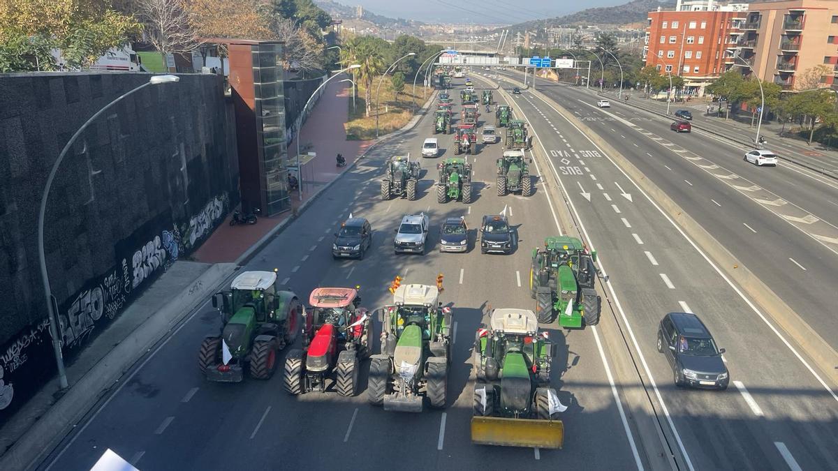 Los tractores entran a Barcelona por la Meridiana