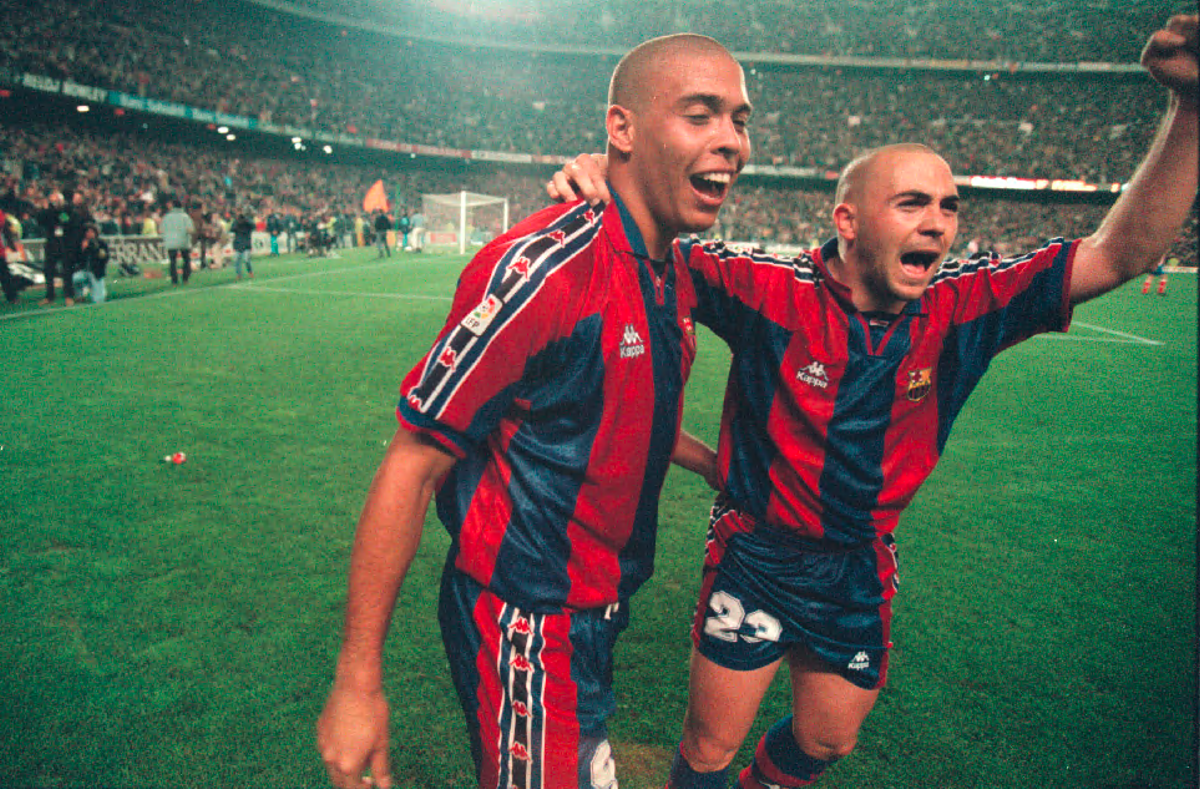 Iván de la Peña junto a Ronaldo en el Camp Nou.