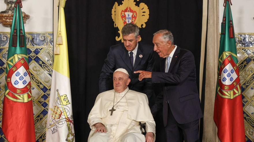 El papa Francisco, con Marcelo Rebelo de Sousa en Lisboa.   | // ANDRE KOSTERS