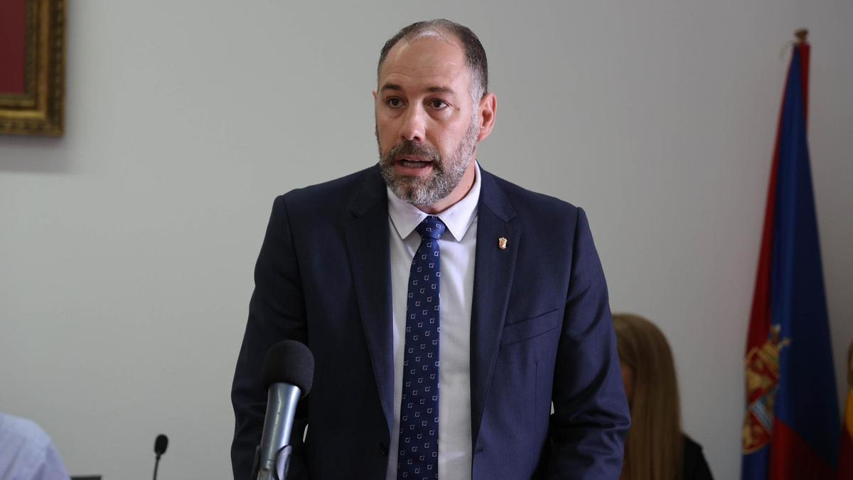 El concejal de Urbanismo de Baiona construye los nuevos apartamentos turísticos del municipio