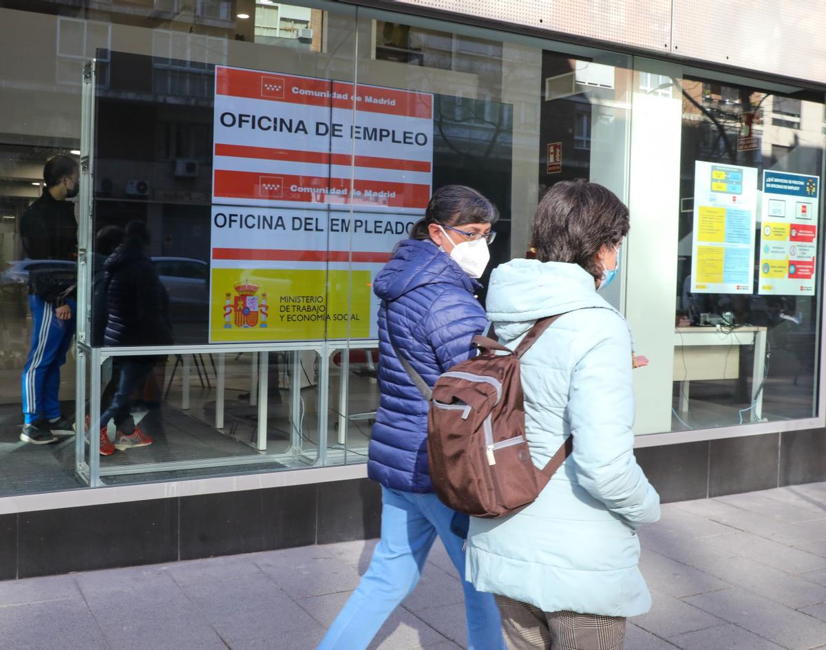Archivo - Dos mujeres pasan por delante de una Oficina de Empleo, a 2 de febrero de 2022, en Madrid (España). El número de parados registrados en las oficinas del Servicio Público de Empleo Estatal (SEPE) sube en  17.173 personas en enero (+0,5%), su meno