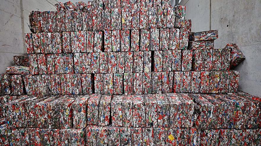 Cada paquete contiene hasta un millar de latas de refrescos prensados.  FOTOS DE J.A.RIERA