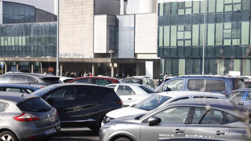 A oposición local de Santiago coincide en que a zona ORA non resolverá o problema de aparcamento no CHUS