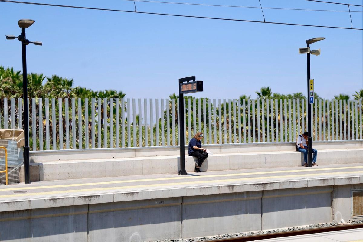 El sol en la estación de metro de Paiporta