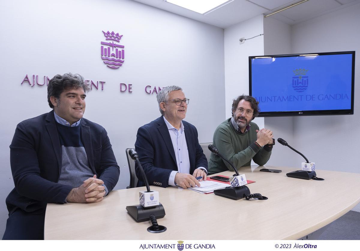 Luis Rodríguez, Josep Alandete y Vicent Mascarell, en la rueda de prensa celebrada para explicar la norma de los hoteles.