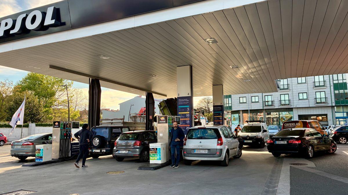 Gente repostando en una gasolinera de Lalín