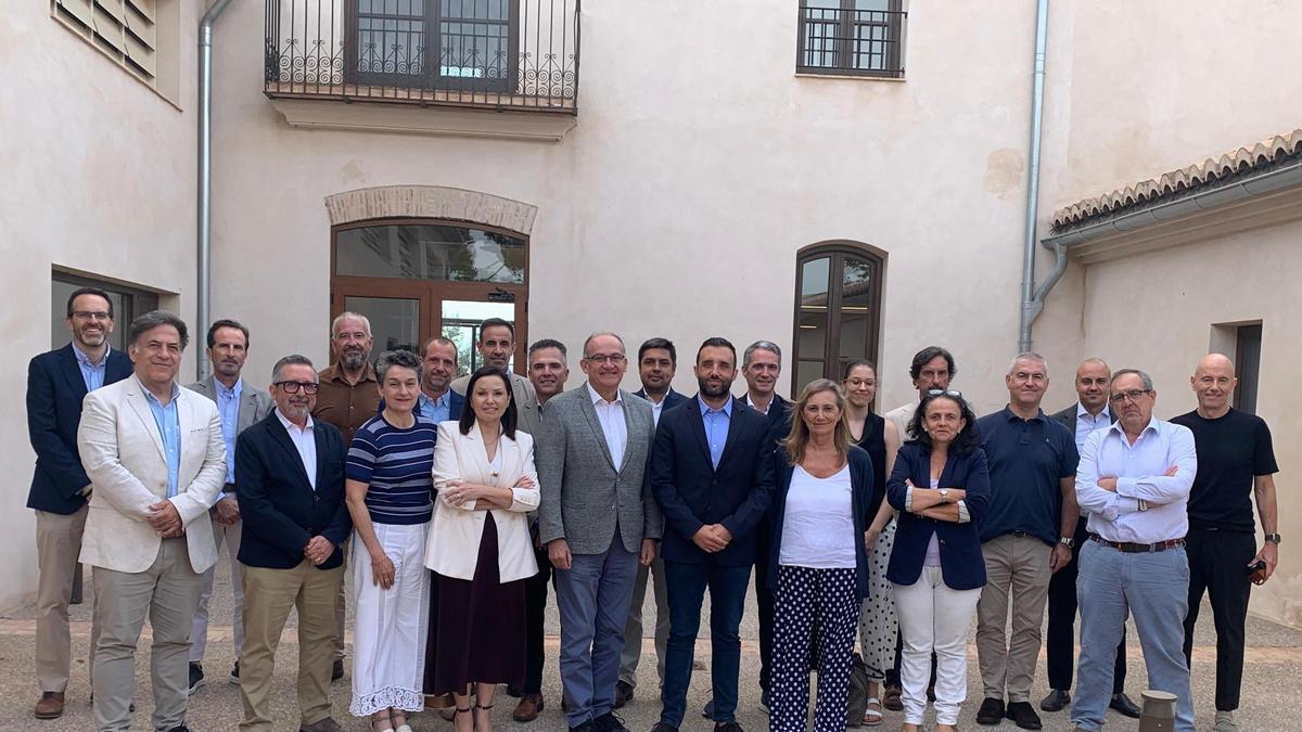 El comisionado y participantes en el acto.