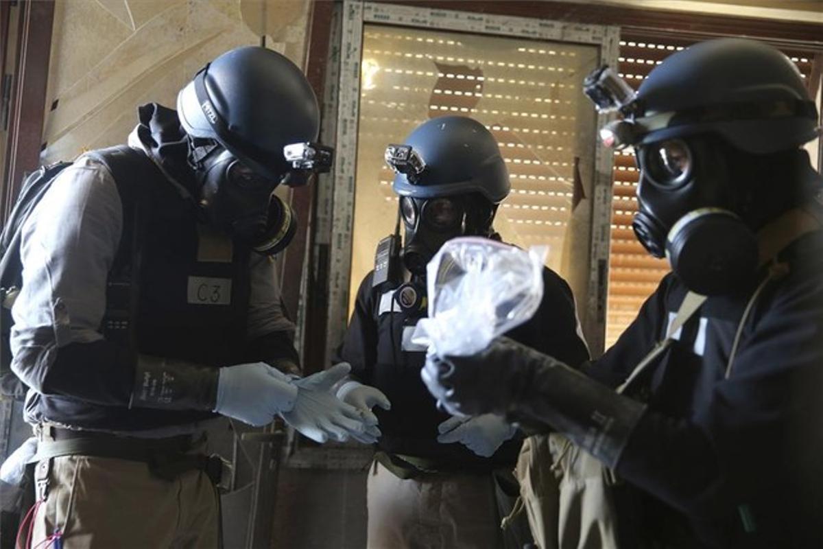 Inspectors de l’ONU experts en armes químiques recullen mostres al barri d’Ain Tarma de Damasc. Inspectors de l’ONU experts en armes químiques recullen mostres al barri d’Ain Tarma de Damasc.