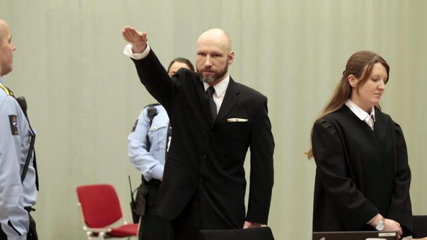 Breivik hace el saludo nazi a su llegada a la audiencia este martes.