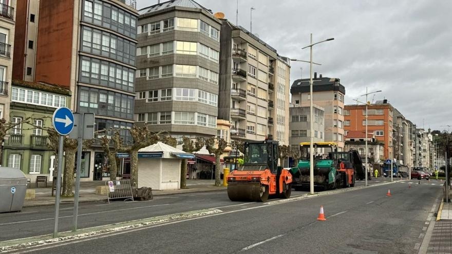 Obras de renovación del firme en la Avenida da Mariña de Sada. | LOC