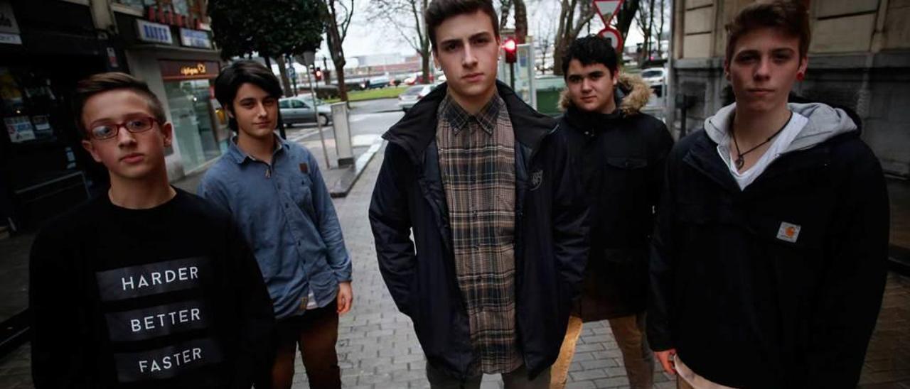 Por la izquierda, Álvaro Martín (&quot;JR&quot;), Pepe Amador, Sergio Fernández (&quot;Luzón&quot;), Jorge Rouget y Alejandro Vallina, los miembros de &quot;Rock Rules&quot;, posan en la calle Carreño Miranda de Avilés.