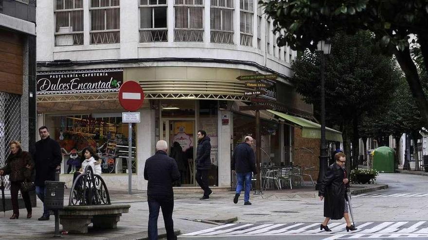 En el Kilómetro Cero confluyen Principal con Loriga y Praza da Igrexa con Colón. // Bernabé/Javier Lalín