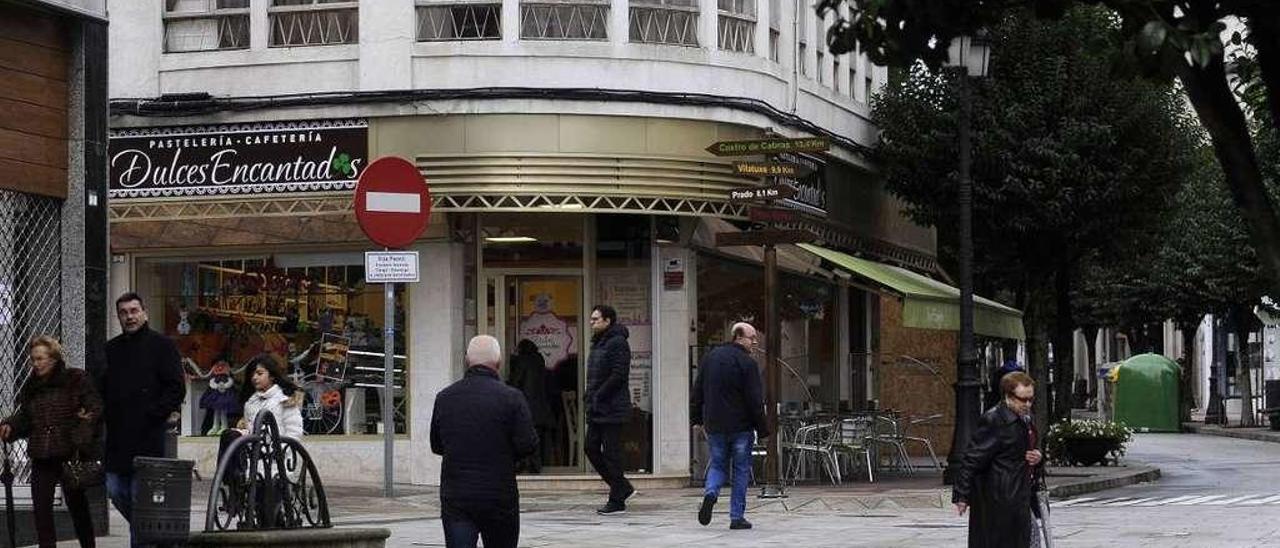 En el Kilómetro Cero confluyen Principal con Loriga y Praza da Igrexa con Colón. // Bernabé/Javier Lalín