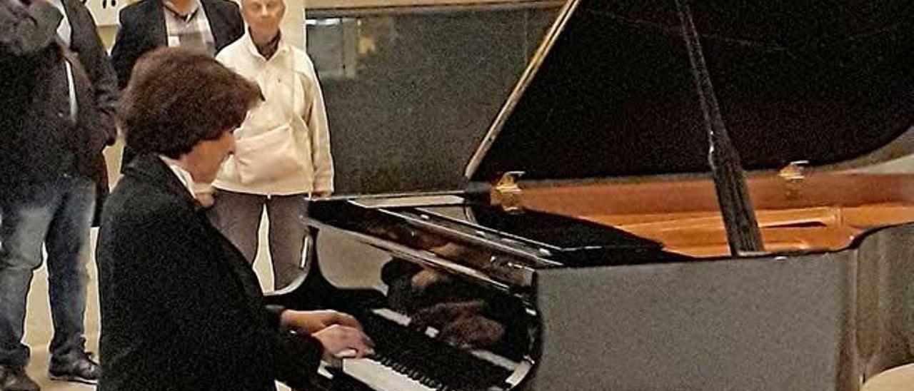 Rosa Torres tocando el piano en la presentación del film.