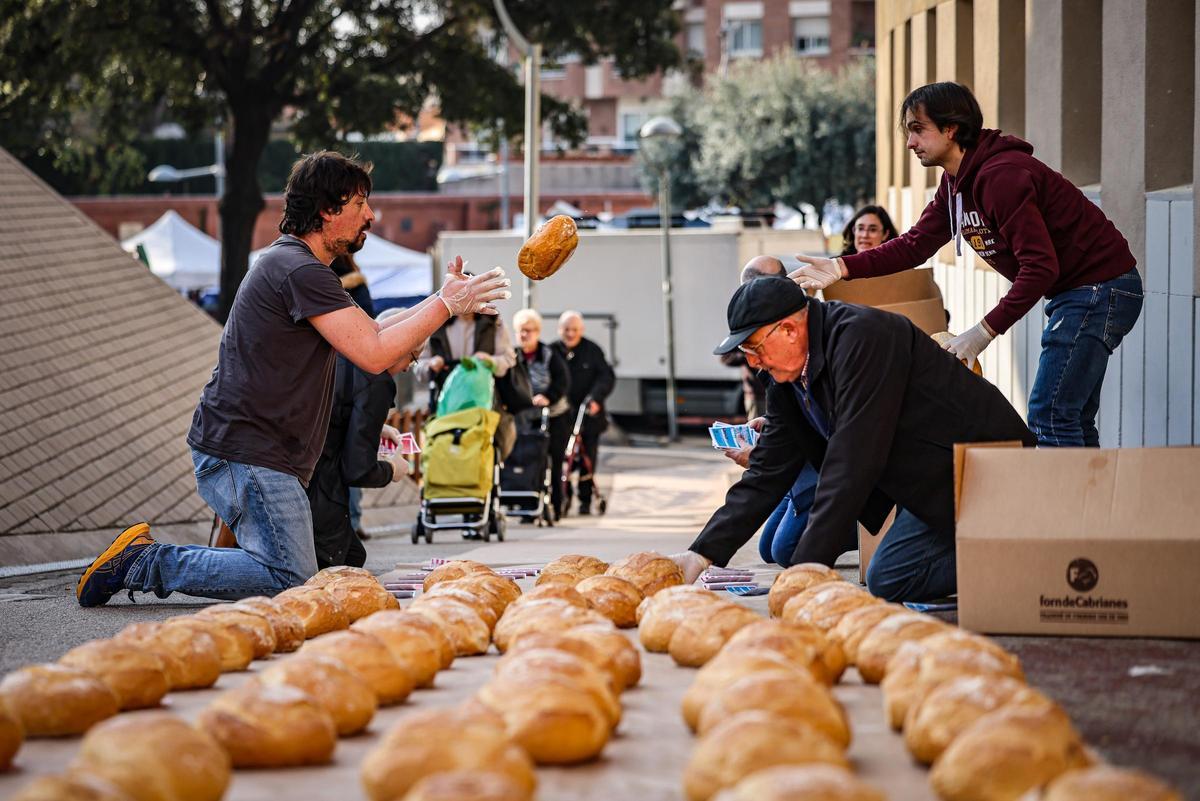 El Teatre de La Passió dOlesa de Montserrat da la bienvenida a La Passió de este año con funciones hasta el 1 de mayo.  Como si fuera la alfombra roja del estreno, un total de 500 panes han llenado la rampa de entrada al Teatro, en la plaça de lOli, para sacar La Passió a la calle de manera conceptual. Apelando a los panes que repartió Jesucristo y que son un elemento representativo de la obra, se ha creado una alfombra de panes para invitar todo el pueblo a asistir al gran espectáculo de La Passió.