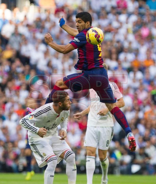 El debut en partido oficial de Luís Suárez con el FC Barcelona fue el 25 de octubre contra el Real Madrid en el Bernabeu.